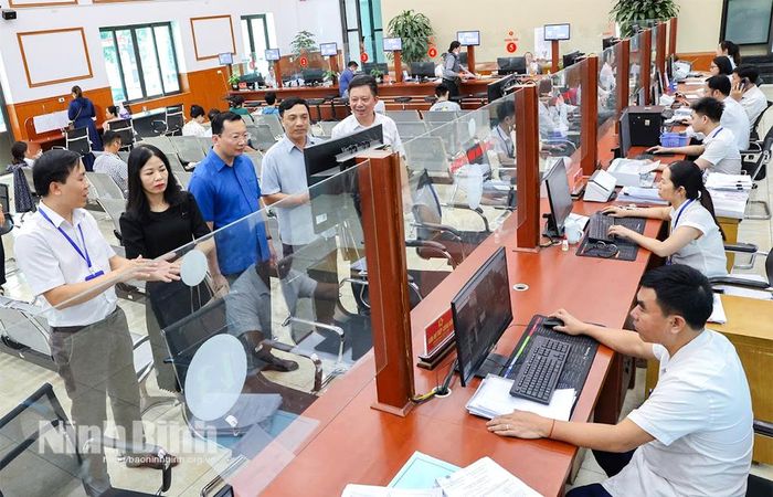 Lãnh đạo Ban Tuyên giáo và Dân vận Tỉnh ủy tham gia Đoàn khảo sát triển khai phong trào “Bình dân học vụ số” tại phường Hoa Lư. (Ảnh: Viết Dư).