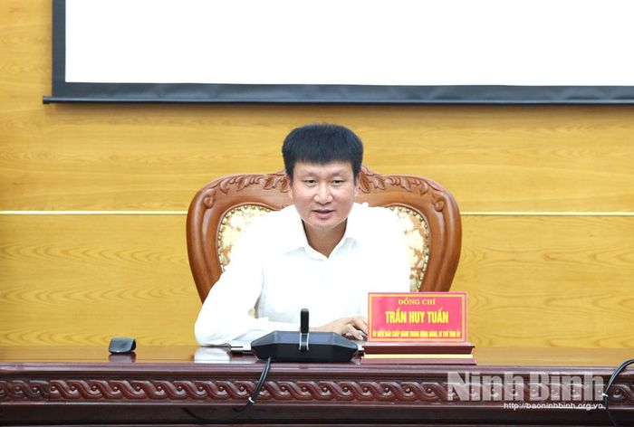 Đồng chí Trần Huy Tuấn, Ủy viên Trung ương Đảng, Bí thư Tỉnh ủy chủ trì hội nghị tại điểm cầu Tỉnh ủy Ninh Bình. Ảnh Minh Quang