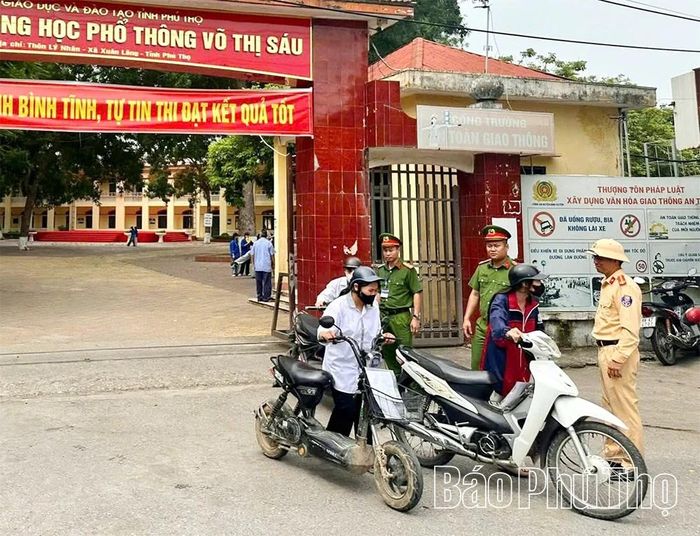 Công an xã Xuân Lãng phân luồng giao thông, bảo đảm an toàn tuyệt đối cho Kỳ thi tốt nghiệp THPT 2026.