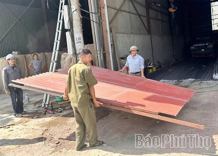 Công an xã Xuân Lãng phối hợp ra quân giải tỏa vi phạm hành lang an toàn giao thông, quyết tâm xây dựng địa bàn "đường thông - hè thoáng - văn minh".