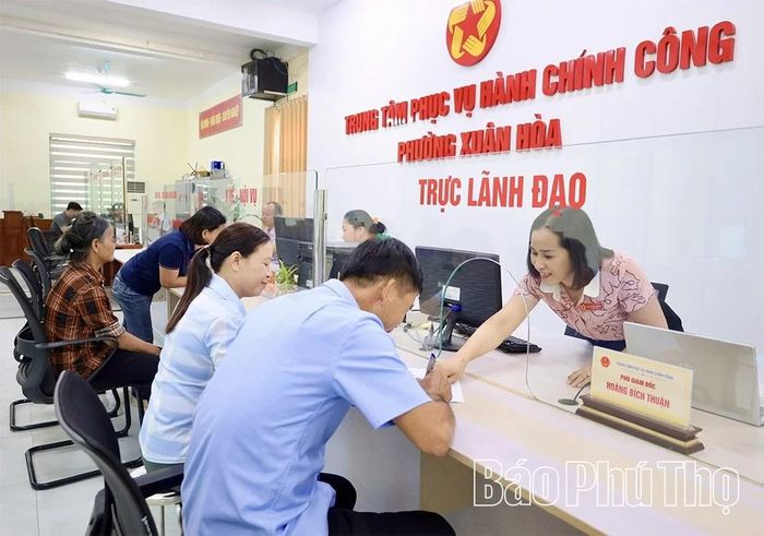 Cán bộ Trung tâm Phục vụ hành chính công phường Xuân Hòa hướng dẫn người dân giải quyết thủ tục hành chính.