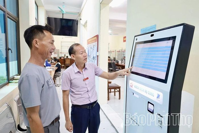 Người dân được tiếp cận công nghệ số tại Trung tâm Phục vụ hành chính công phường Xuân Hòa.