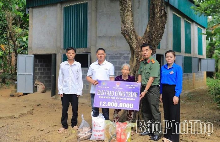 Công an xã Lạc Sơn hỗ trợ sửa chữa nhà ở cho hộ nghèo trên địa bàn xã.