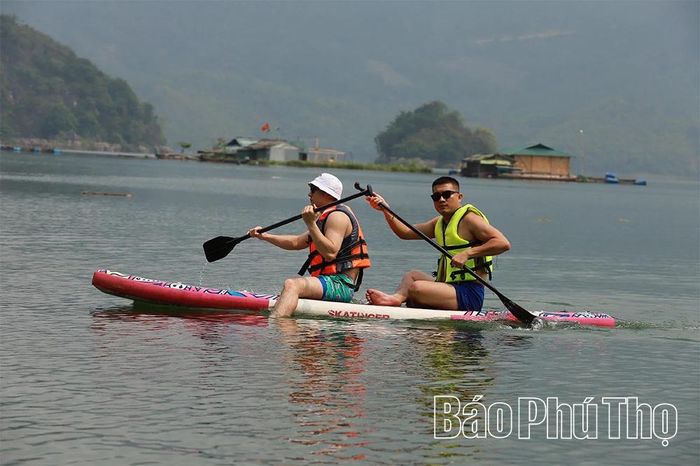 Chèo thuyền trên hồ Hòa Bình luôn hấp dẫn nhiều du khách.