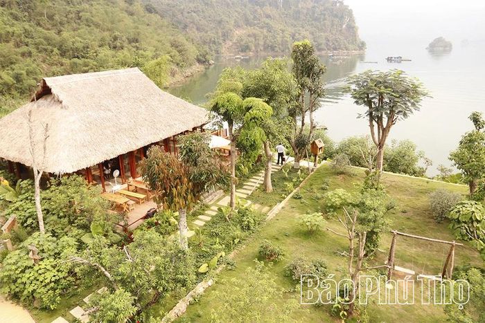 Nhiều homestay, khu nghỉ dưỡng tại hồ Hòa Bình mang đến không gian bình yên giữa những dãy núi đá vôi và bản làng của đồng bào Dao, Mường.