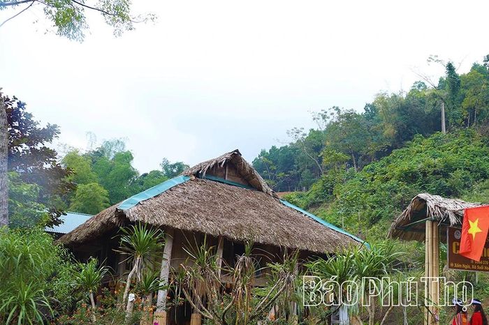 Homestay Chuông Gió ven hồ Hòa Bình - điểm thu hút du khách.