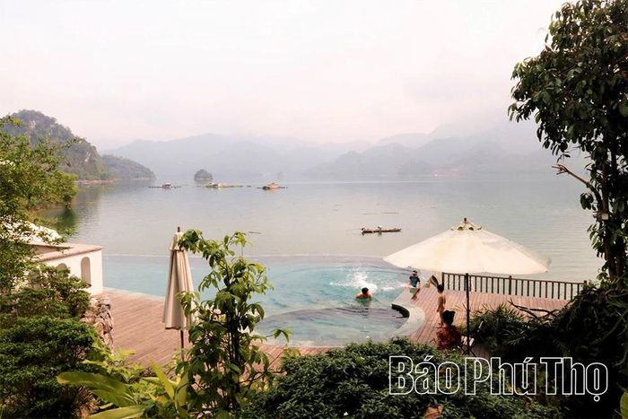 Mùa hè, lòng hồ Hòa Bình thu hút đông đảo du khách đến nghỉ dưỡng, trải nghiệm các môn thể thao dưới nước và hòa mình vào không gian thiên nhiên trong lành.