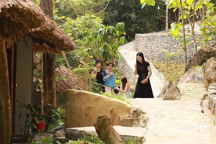 Khách du du lịch tản bộ tại Xoan Retreat (xã Đà Bắc) trên vùng hồ Hòa Bình.