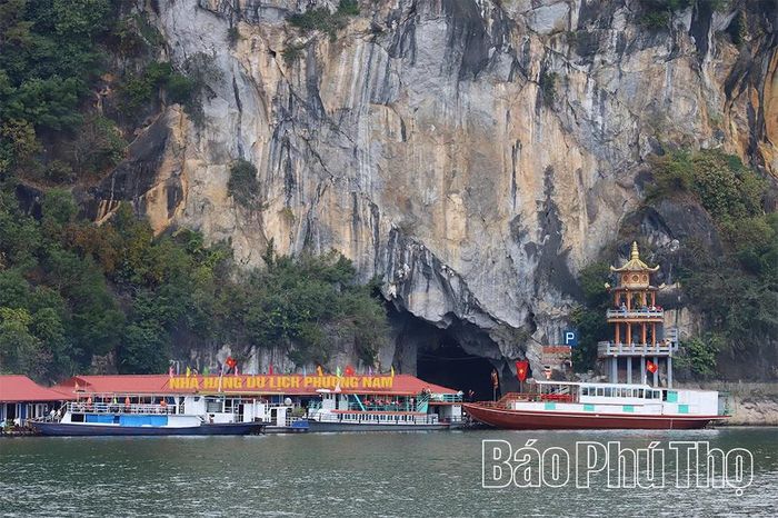 Hang động kỳ vĩ trên hồ Hòa Bình.