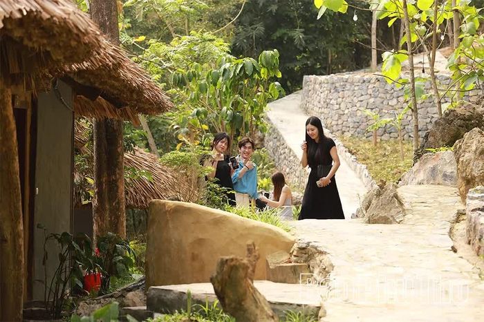 Khách du du lịch tản bộ tại Xoan Retreat (xã Đà Bắc) trên vùng hồ Hòa Bình.
