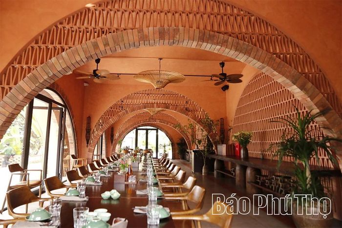 Không gian nghỉ dưỡng hòa mình với thiên nhiên cùng hệ thống nhà hàng và dịch vụ được đầu tư đồng bộ mang đến cho du khách những trải nghiệm trọn vẹn khi khám phá lòng hồ Hòa Bình.