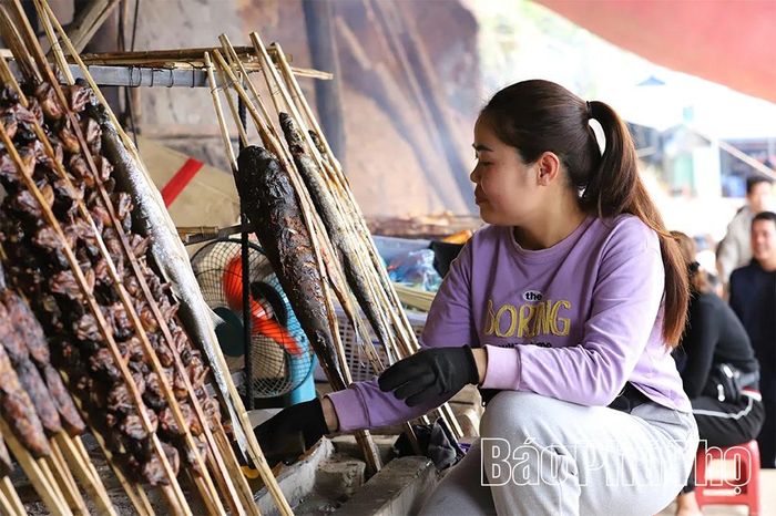 Đặc sản cá lòng hồ Hòa Bình nướng hấp dẫn du khách.