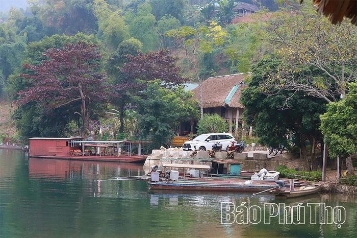 Vẻ đẹp thơ mộng trên hồ Hòa Bình.