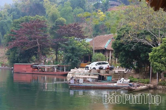 Vẻ đẹp thơ mộng trên hồ Hòa Bình.