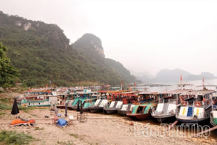 Nhiều tàu tại các bến cảng trên hồ Hòa Bình sẵn sàng phục vụ du khách.