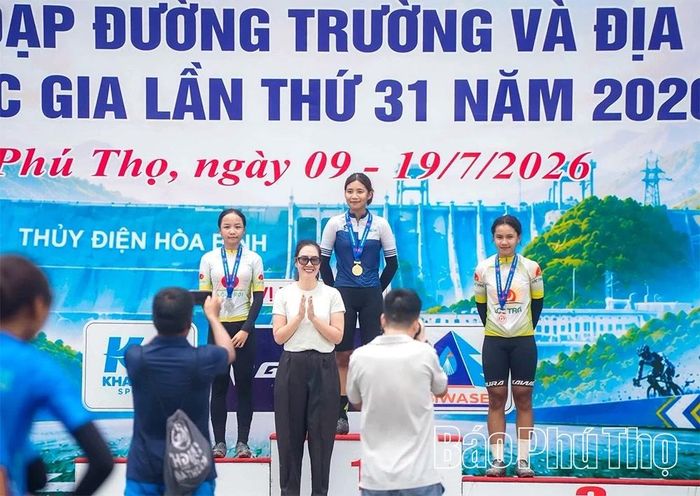 Ban tổ chức trao Huy chương Vàng cho VĐV Nguyễn Thị Yến Nhi - đoàn Phú Thọ.