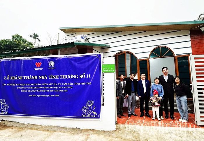 Chị Phạm Thu Hiền cùng con gái nhận bàn giao ngôi nhà mới do Công ty TNHH Shinwon Ebenezer Việt Nam hỗ trợ xây dựng.