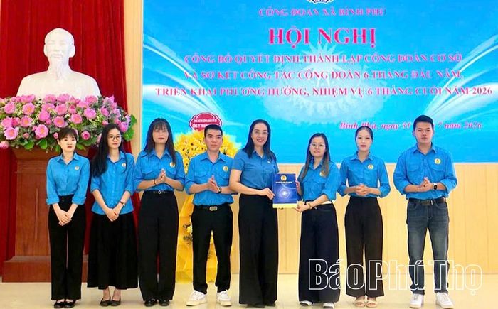 Đồng chí Trần Thị Giang - Phó Trưởng Ban Công đoàn Khu công nghiệp, Liên đoàn Lao động tỉnh trao quyết định cho Công ty TNHH Công nghệ Xinlijia Việt Nam.