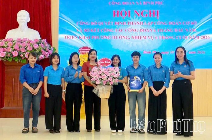 Lãnh đạo Liên đoàn Lao động tỉnh và xã Bình Phú trao quyết định và tặng hoa cho Công ty TNHH Công nghệ Nawoon FNC.