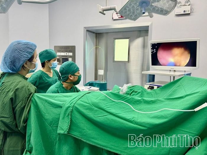 Trung tâm Y tế khu vực Yên Lạc phát triển kỹ thuật mới giúp các bác sỹ trẻ phát huy năng lực chuyên môn.