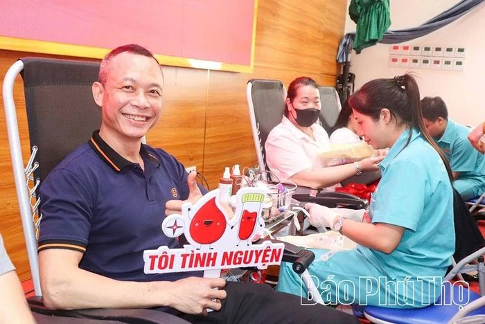 Tình nguyện viên tham gia hiến máu tại Ngày hội hiến máu tình nguyện được tổ chức tại phường Vĩnh Phúc.