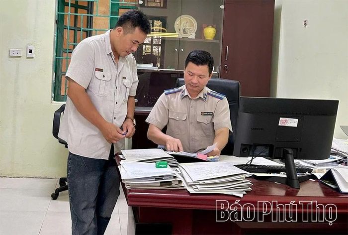 Chấp hành viên Phòng Thi hành án Khu vực 15 kiểm tra bản án và các quyết định của Tòa án theo đúng trình tự pháp luật.