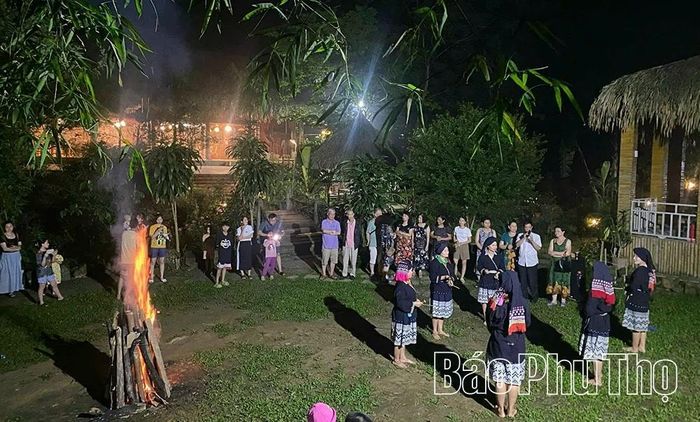 Du khách tham quan, trải nghiệm và lưu trú tại homestay của người dân thôn Xuân Sơn, xã Xuân Đài.
