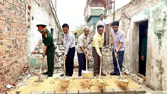 Lãnh đạo phường Bắc Gianh khởi công xây dựng nhà ở cho người có công - Ảnh: N.M