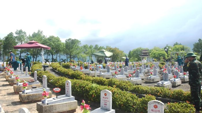 Không quản ngại thời tiết khó khăn, các lực lượng vũ trang tích cực phối hợp thực hiện Chiến dịch 500 ngày đêm tại Nghĩa trang liệt sĩ quốc gia Đường 9, phường Đông Hà, tỉnh Quảng Trị - Ảnh: Đ.V