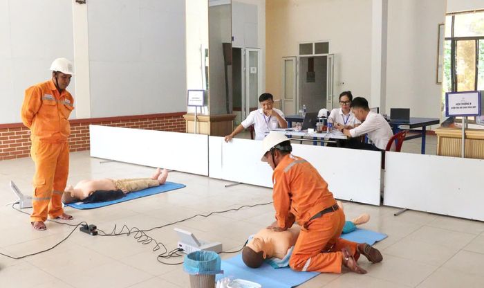 Công nhân kỹ thuật PC Quảng Trị thi thực hành hồi sinh tổng hợp trên hình nhân - Ảnh: V.M