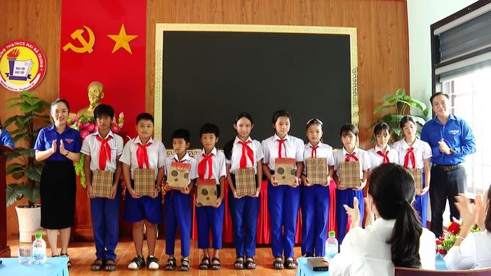 Lớp học còn tặng các em học sinh dụng cụ học tập cần thiết trước thềm năm học mới - Ảnh: ĐPĐH