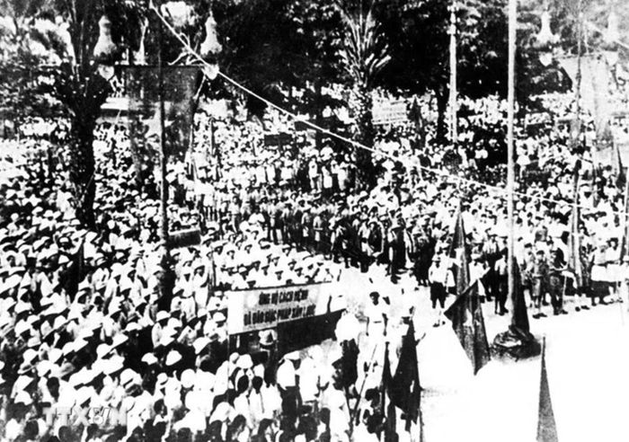 Nhân dân Sài Gòn khởi nghĩa giành chính quyền trong Cách mạng tháng Tám, năm 1945. (Ảnh: Tư liệu/TTXVN phát)