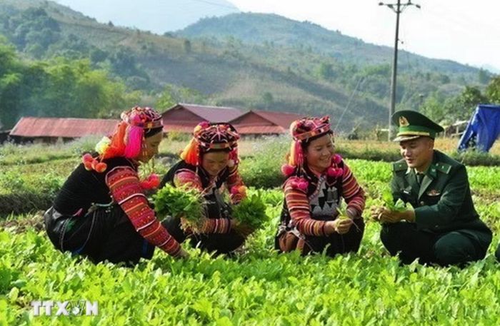 Ngành tuyên giáo đã tuyên truyền về các giá trị nhân văn tốt đẹp chia sẻ, hỗ trợ lẫn nhau; tinh thần cộng đồng, tập thể, các hành vi ứng xử nhân ái, nghĩa tình, phù hợp... Trong ảnh: Cán bộ Đồn Biên phòng A Pa Chải (Điện Biên) giúp đỡ người dân phát triển kinh tế, xóa đói, giảm nghèo, góp phần xây dựng nông thôn mới, củng cố mối quan hệ đoàn kết, gắn bó quân dân. (Ảnh: Minh Đức/TTXVN)