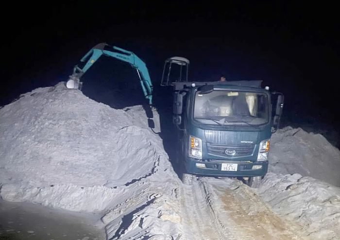 Công an xã kịp thời phát hiện, xử lý nghiêm hành vi khai thác khoáng sản trái phép đã có tác dụng giáo dục, răn đe lớn trên địa bàn xã Quảng Trạch - Ảnh: B.T