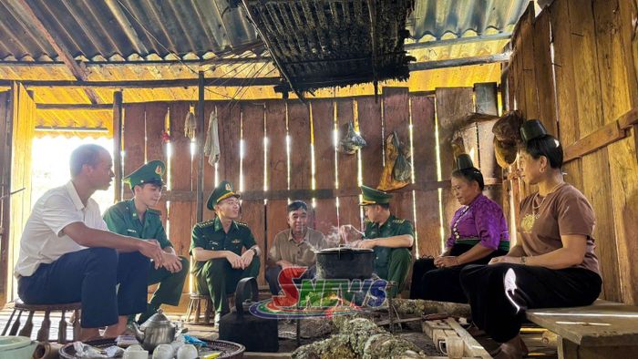 Cán bộ, chiến sĩ Đồn Biên phòng Phiêng Pằn tuyên truyền pháp luật cho nhân dân.