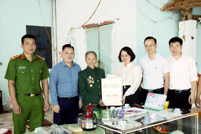 Lãnh đạo Ban Tuyên giáo và Dân vận Tỉnh ủy thăm, tặng quà gia đình ông Trương Văn Ngọ, người tham gia kháng chiến nhiễm chất độc hóa học 74%, bản Hòa Bình, xã Chiềng Sung nhân Ngày Thương binh, Liệt sĩ 27/7. 