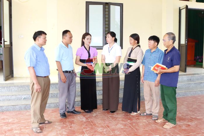 Lãnh đạo Ủy ban MTTQ xã Tường Hạ tuyên truyền đảng viên học tập và làm theo tư tưởng đạo đức phong cách Hồ Chí Minh.