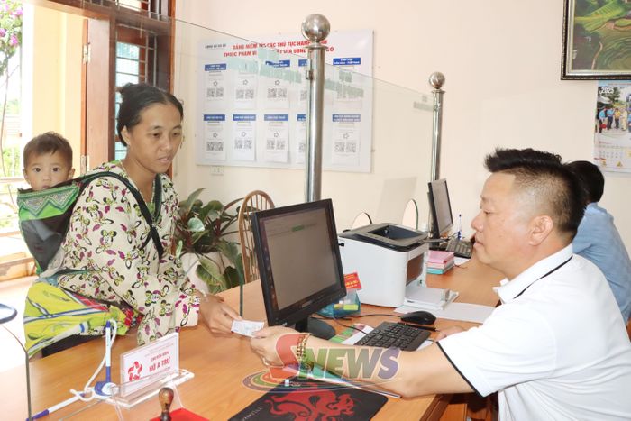 Cán bộ Trung tâm Phục vụ hành chính công xã Tà Hộc giải quyết thủ tục hành chính cho người dân.