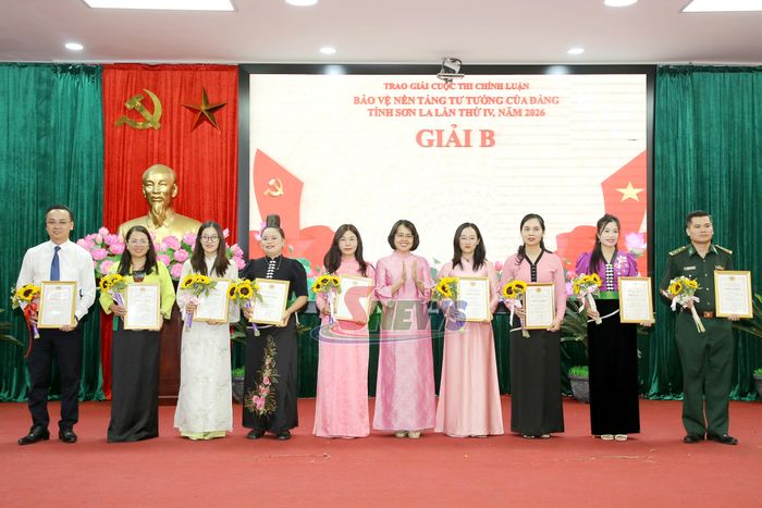 Lãnh đạo Ban Tuyên giáo và Dân vận Tỉnh ủy trao giải Cuộc thi Chính luận bảo vệ nền tảng tư tưởng của Đảng tỉnh Sơn La lần thứ tư, năm 2026. Ảnh PV