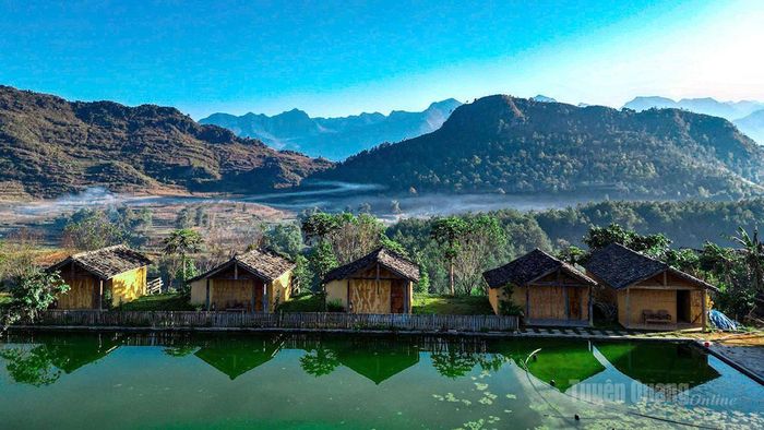 Thiên nhiên trong lành cùng kiến trúc truyền thống tạo nên vẻ đẹp bình yên của Nặm Đăm.