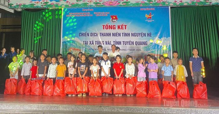 Đoàn cơ quan Trung ương Đoàn và Hội Doanh nhân trẻ Việt Nam trao 100 suất quà cho các em học sinh trên địa bàn.
