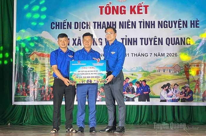 Các đơn vị đồng hành trao tặng hàng trăm suất quà ý nghĩa dành tặng nhân dân khu vực biên giới.