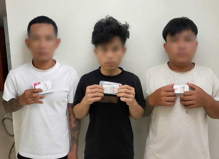 Các đối tượng liên quan đến ma túy bị Công an xã Đức Trọng bắt giữ. Ảnh: Công an Lâm Đồng