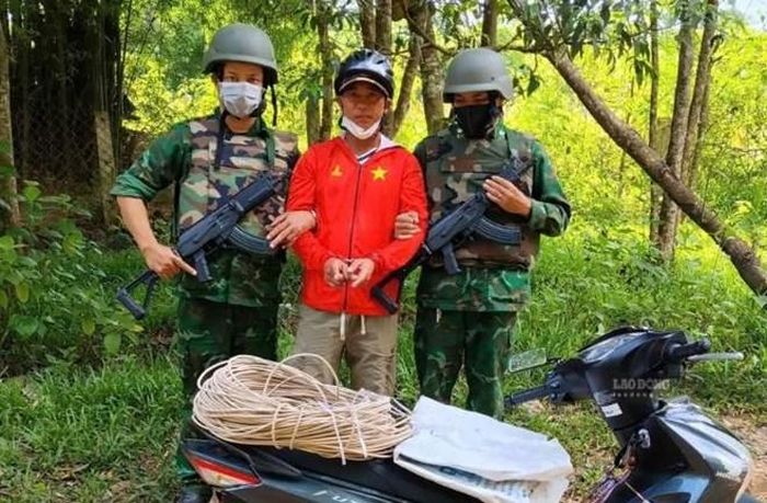 Đối tượng Phong (giữa ảnh) bị bắt cùng tang vật, hiện đã bị khởi tố. Ảnh: Hoài Nam