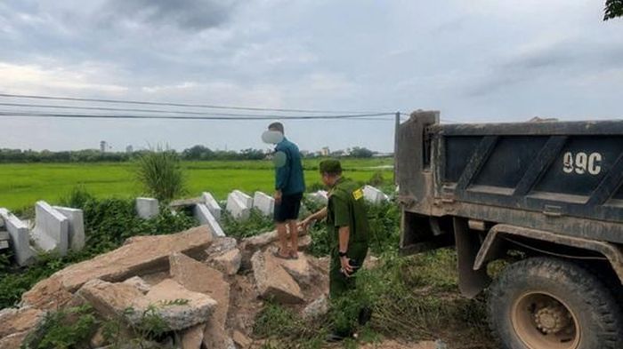 Tổ công tác kiểm tra, ngăn chặn hành vi đổ chất thải trái quy định tại xã Mỹ Đức. Ảnh: CAHN