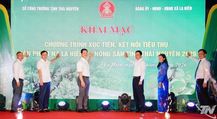 Đồng chí Chủ tịch UBND tỉnh Vương Quốc Tuấn và các đại biểu thực hiện nghi thức khai mạc chương trình "Xúc tiến, kết nối tiêu thụ sản phẩm na La Hiên và nông sản tỉnh Thái Nguyên 2026”.