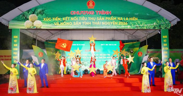 Văn nghệ chào mừng khai mạc.
