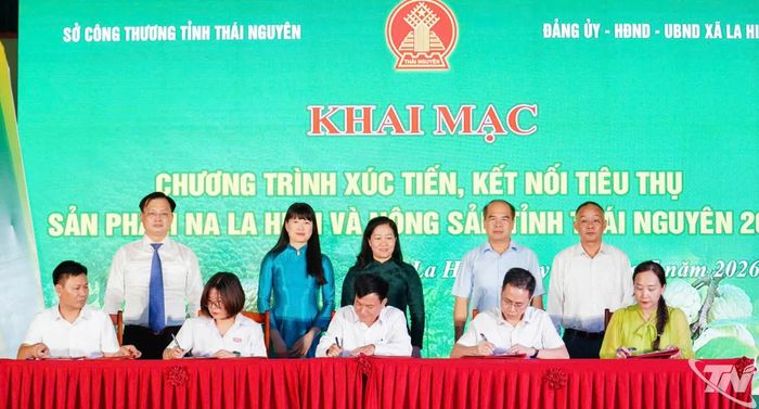 Đại diện UBND xã La Hiên, Trung tâm Khuyến công và Xúc tiến thương mại tỉnh Thái Nguyên ký kết Biên bản ghi nhớ hợp tác với các đơn vị phân phối, hệ thống siêu thị và trung tâm thương mại