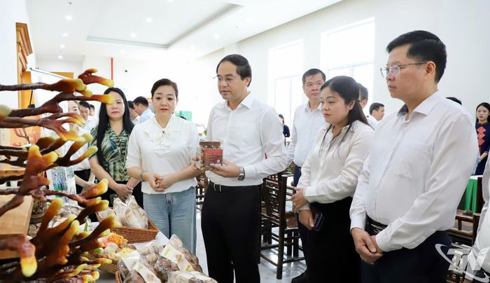 Đồng chí Trịnh Xuân Trường, Ủy viên Trung ương Đảng, Bí thư Tỉnh ủy Thái Nguyên, trao đổi với hội viên nông dân bên lề Hội nghị đối thoại.