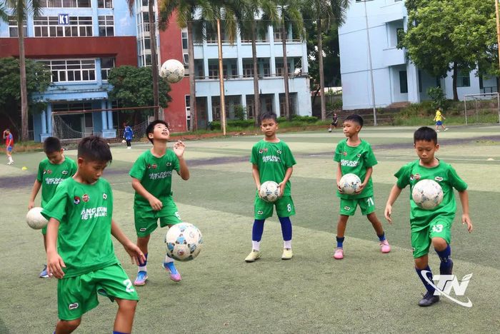 Các vận động viên nhí tập làm chủ trái bóng.